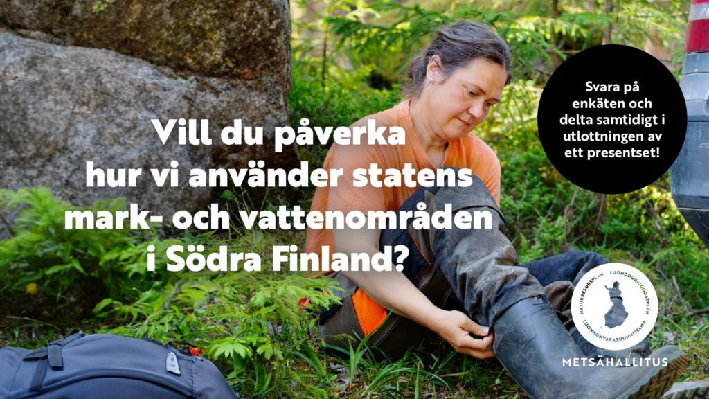 En person sitter på en tuva. I bakgrunden finns skog och sten. Bilden har texten: Vill du påverka hur vi använder statens mark- och vattenområden i södra Finland? Svara på enkäten och delta samtidigt i utlottningen av ett presentset!