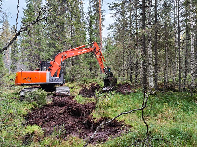 Grävmaskin på myren.